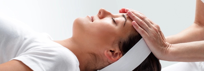Chiropractic Waldwick NJ Reiki Reiki on a persons forehead.